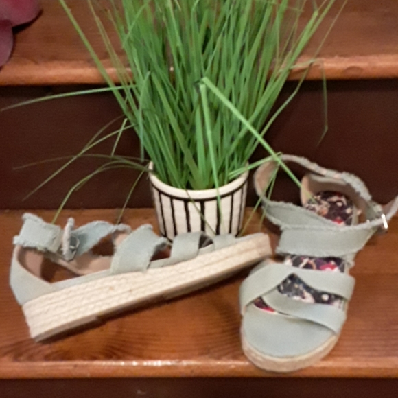 Woman's Sandle - Picture 3 of 7